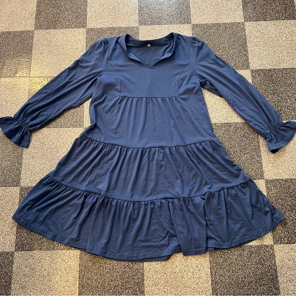 ❤️3/$15 NWOT Long Sleeve Tiered Midi Dress in Blue- M - Picture 2 of 6